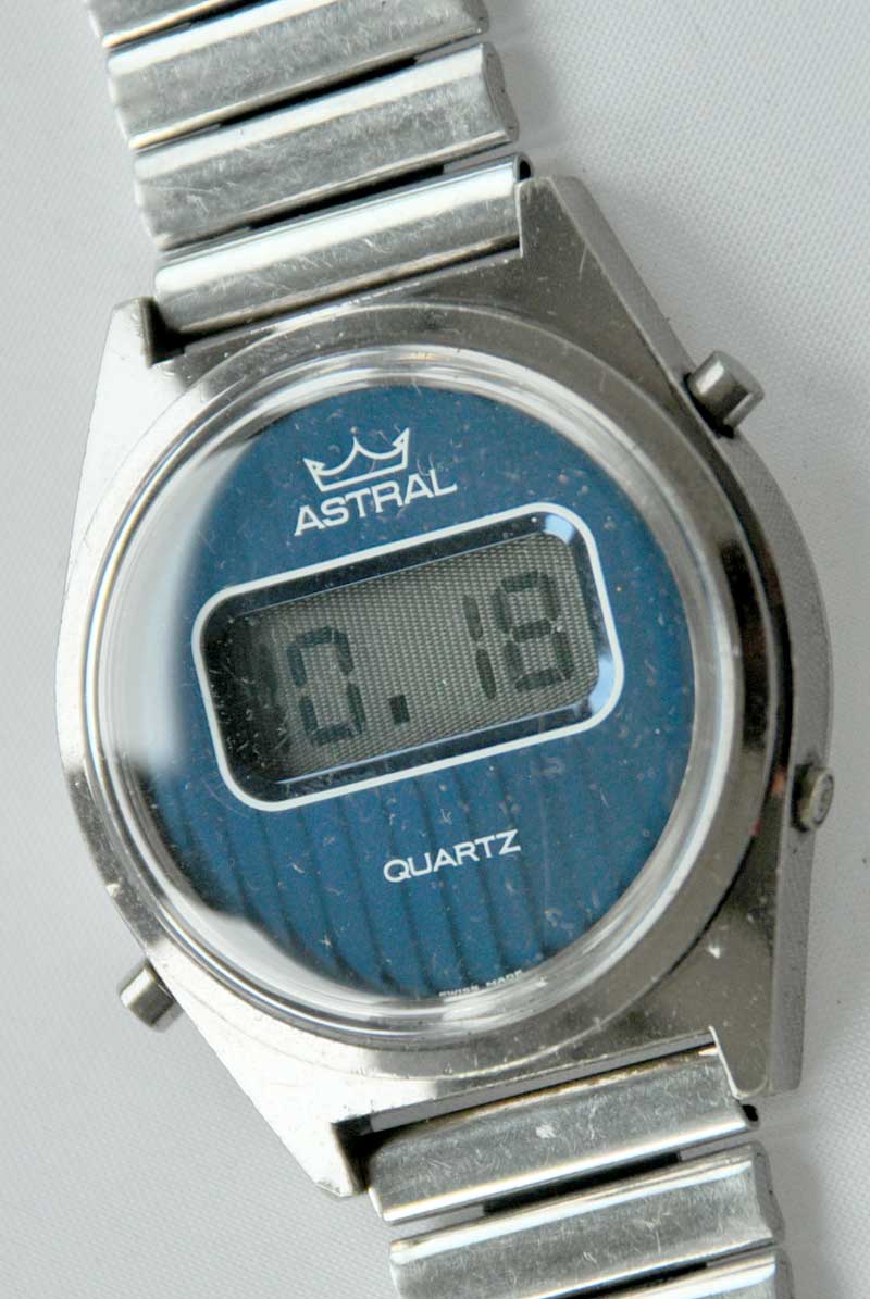 Montre Vintage Mécanique ASTRAL - Digitale, Vers 1970 - Cadran Chiffres Arabes, Acier Doré - Occasion