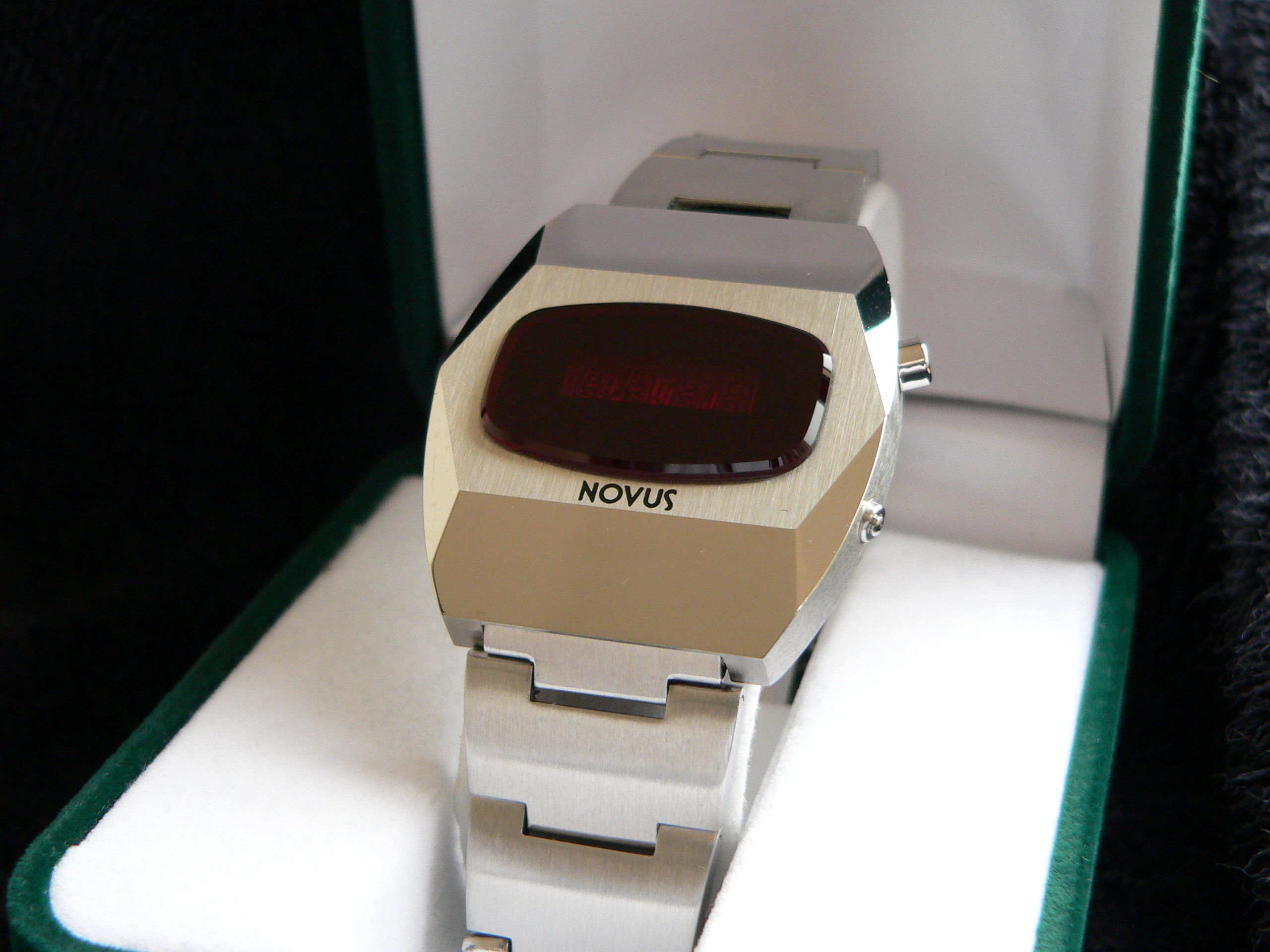 NOVUS - faceted case - Digital - Vintage Digital Watch - Digital-Watch.com